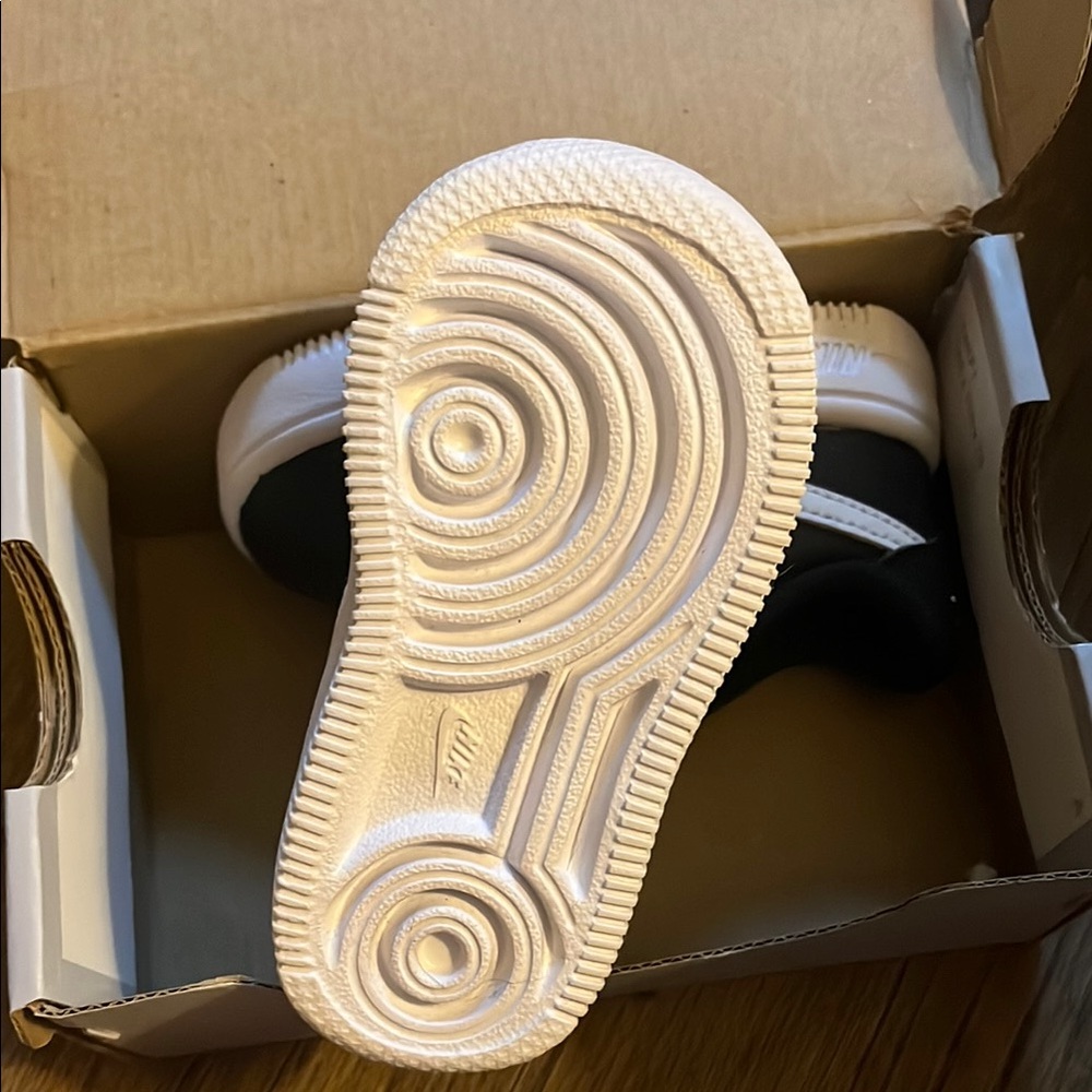 Nike Black and White Kids' Shoes - Picture 3 of 3